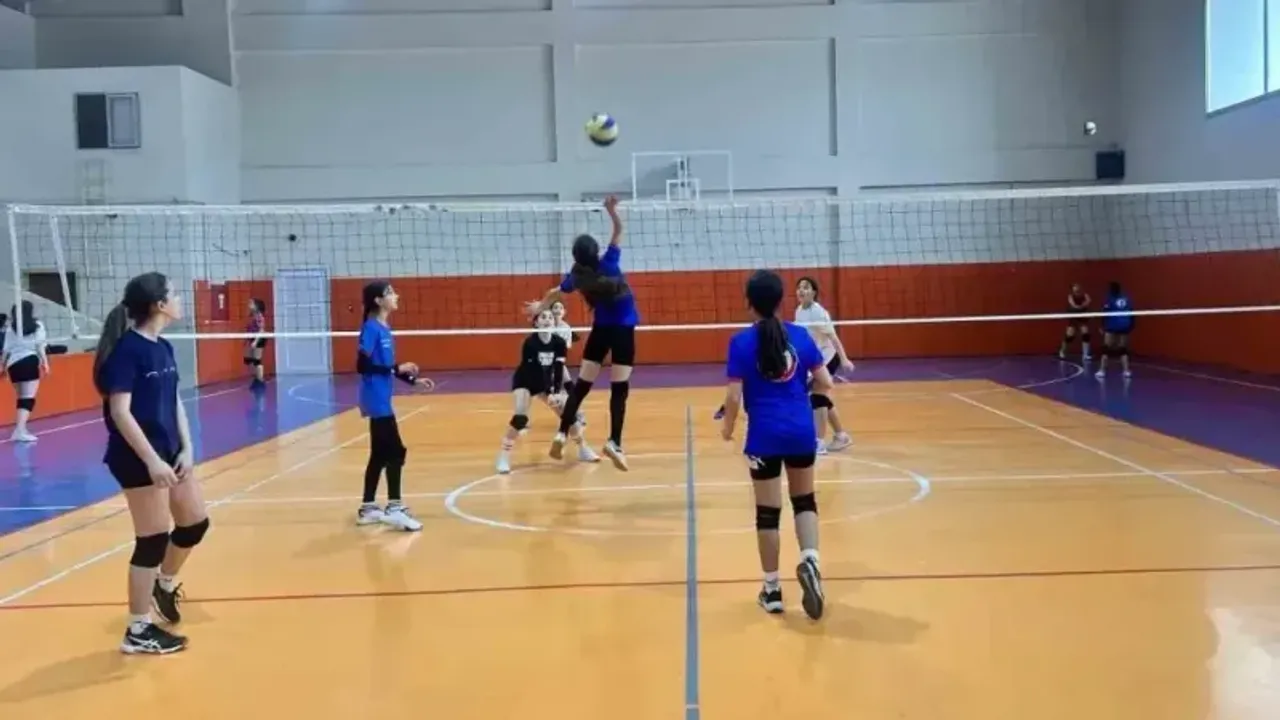 Depremzede küçük kızlar filenin sultanları olma yolunda ter döküyorlar