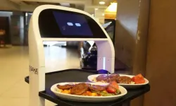 Robot garson "Şef" yaptığı servisle müşterilere farklı bir deneyim sunuyor