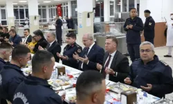 Vali Toraman mehmetçiklerle iftar yaptı