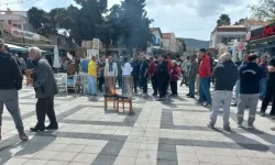 Belediye başkanını protesto eden esnaf, masa ve sandalye yaktı