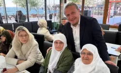 Lapseki Belediye Başkanı Atilla Öztürk annesini hac yolculuğuna uğurladı