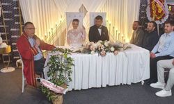 Genç çiftin mutluluklarına ortak oldu