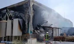 Plastik cam fabrikasında çıkan yangın söndürüldü
