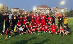Şampiyon kupasını aldı! Büyükler 1. Amatör Lige yükseldi!