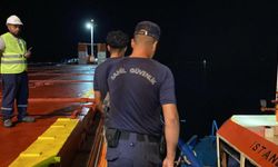Gemide saklanarak yurt dışına kaçamak isteyen göçmenler kaptanın ihbarıyla yakalandı