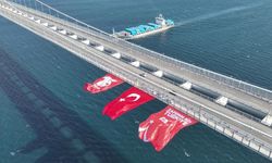 1915 Çanakkale Köprüsü'ne dev Türk bayrağı asıldı