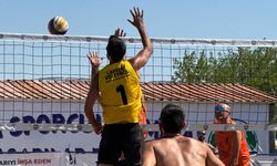 Lapseki’de plaj voleybolu coşkusu sürüyor