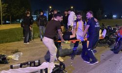 Motosiklet sürücüsü, emniyet şeridinde bekleyen motosikletlere çarptı: 3 yaralı
