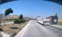 Fırtınanın, tırda taşınan konteyneri uçurduğu anlar kamerada