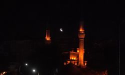 Üsküdar'da iki minare arasında beliren hilal, kartpostallık görüntüler oluşturdu