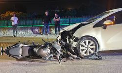 Otomobil ile kafa kafaya çarpışan motosiklet sürücüsü yaralandı