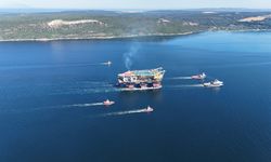 Dünyanın 3’üncü Büyük Ağır Kaldırma Vinci Çanakkale Boğazı’ndan Geçti