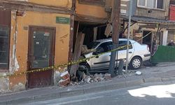 Bursa'da freni boşalan otomobil eve girdi