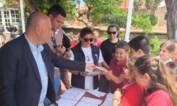 Ada’da çocuklara Bozcaada kartları dağıtıldı