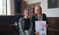 Osnabrück Belediye Başkanı Katharina Pötter’e ÇABİP Tişörtü