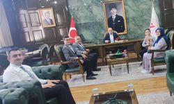 6. Sınıf Öğrencisinden Kaymakama Anlamlı Kitap Hediyesi