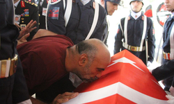 Şehit babası yürekleri dağladı, oğlunun tabutuna koşup öptü