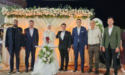 Emir ile Nurgül’ün mutlu günü; Nikâh şahitliğini Naim Makas yaptı