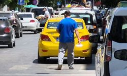 Plakasız elektrikli motosikleti bağlanan sürücü denetime girdiği caddeden taksi ile çıktı