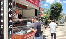 Boşanmasını lokma dağıtarak kutladı