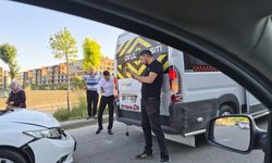 Eskişehir'de otomobilin servise çarptığı kazada maddi hasar oluştu