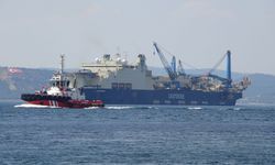 Dev boru döşeme gemisi 'Castorone' Çanakkale Boğazı'ndan geçti