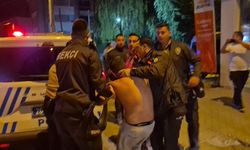 Polis ekiplerine zorluk çıkartan alkollü sürücü kafasını otobüs durağına vurdu: "Yanıyorum, su verin. Ben teslim olmaya