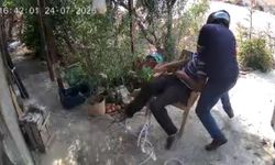 Mersin'de 80 yaşındaki adam, evinin bahçesinde oturduğu sırada kasklı ve eldivenli saldırgan tarafından feci şekilde dar
