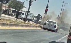 Seyir halindeki otomobil alev aldı