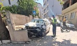 94 yaşındaki sürücü park halindeki araçlara çarptı