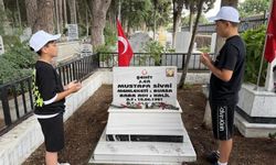 Küçük yüreklerden büyük vefa: Şehitliği temizleyip güllerle donattılar