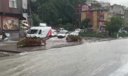 Avrupa yakasında sağanak etkili oldu: Yollar göle döndü, araçlar suda ilerleyemedi
