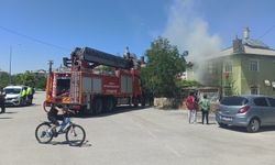 Evde yangın çıktı, kilitli kalan 5 çocuk kurtarıldı