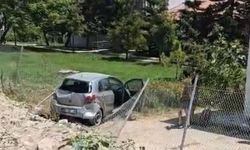 Zincirleme kazada otomobil enstitünün bahçesine düştü: 3 yaralı