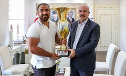 Kırkpınar finalisti Feyzullah Aktürk'ten Vali Toraman'a ziyaret