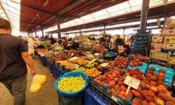 Cuma Pazarı'nda vatandaş seçerek alıyor, iki kez düşünüp alışveriş yapıyor