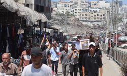 Gazze’de enkazlardan cansız bedenleri çıkarılan 19’u çocuk 50 kişi için cenaze töreni düzenlendi