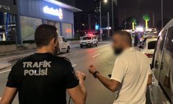 Alkollü sürücüden tepki çeken hareketler: Yüzünü saklayıp küfretti.