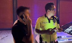 Polisin gözü önünde müşterinin otomobiliyle trafiği tehlikeye attı