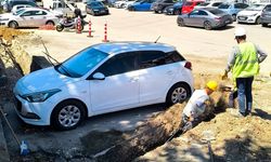 Araç sahibine ulaşılamayınca otomobilin etrafını kazdılar