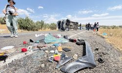 Düğün hazırlığında olan ailenin minibüsü devrildi: 3 ölü, 11 yaralı