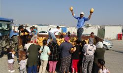 Kavunun tanesini tüccara 5 TL’ye satmak yerine 50 ton kavunu depremzedelere bedava dağıtıyor