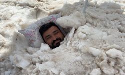 Sıcaktan kaçıp karın içine girdi! Erzincan’da ilginç serinleme