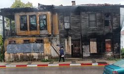 Tarihi binanın çatısı sağanak yağış sonrası çöktü