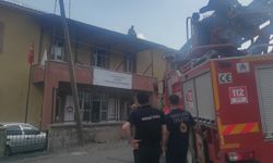 Çatıda mahsur kalan işçi kurtarıldı