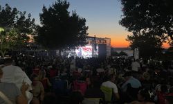 Zeynep Bastık Memleketi Çanakkale’de Sahneye Damga Vurdu