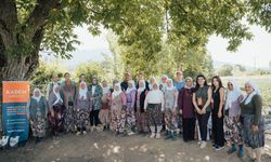 KADEM Çanakkale’den çilek tarlasında çalışan kadınlara ziyaret