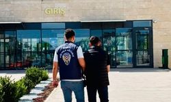 Dolandırıcılık suçundan aranıyordu, yakayı ele verdi!