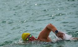 Türk ultramaraton yüzücüsü Melisa Uluarslan, Kuzey Kanalı’nı geçti
