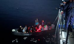 Gökçeada açıklarında 6’sı çocuk 14 düzensiz göçmen kurtarıldı